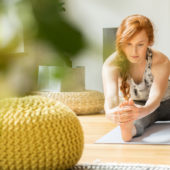 5 eenvoudige yoga oefeningen voor thuis