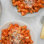 Recept: volkoren rigatoni in rode paprika-pestosaus
