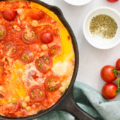 Recept: shakshuka met tomaten-paprikasaus