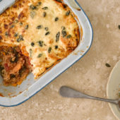 Recept: ovenschotel met zoete aardappel, tomaat en spinazie