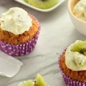 Recept: volkoren muffins met haver, roomkaas en kiwi