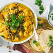 Recept: gele curry van bloemkool met geroosterde kikkererwten