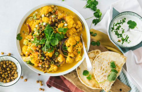 Recept: gele curry van bloemkool met geroosterde kikkererwten