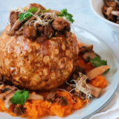 Recept: gepofte knolselderij met Pulled Oats en pompoenpuree