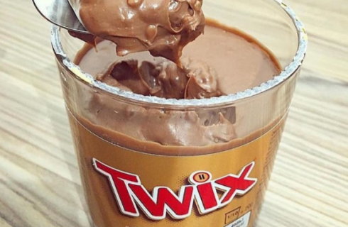 Onze gebeden zijn verhoord! Vanaf nu kun jij Twix op je brood smeren!