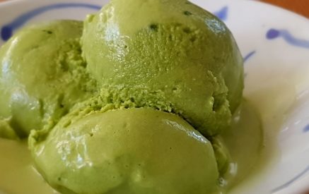 Recept: Maak zelf vegan matcha-vanille ijs met maar 5 ingrediënten!