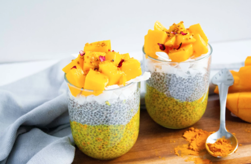 Gezond ontbijtje: mango chiapudding met kokos en kurkuma