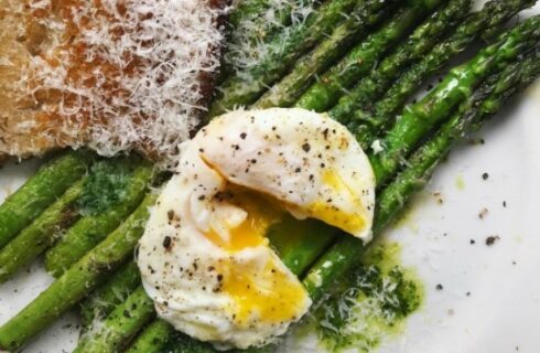 Luxe ontbijtje: groene asperges met ham en ei