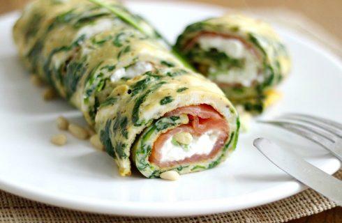 Koolhydraatarme spinazie omelet wrap met zalm