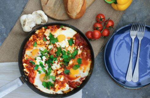 Diner recept: gebakken eieren met spinazie, tomaten en salsa verde