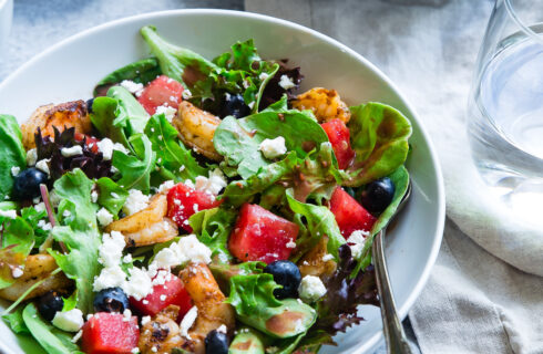 Een heerlijke zomerse en koolhydraatarme salade om mee te lunchen