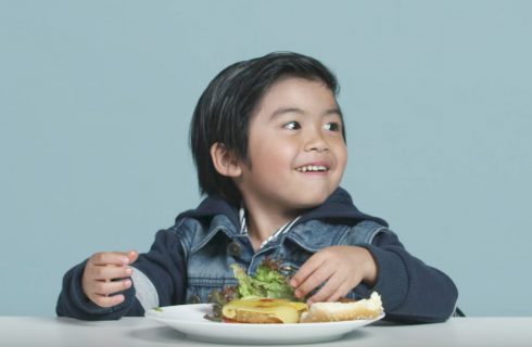 Dit filmpje laat zien hoe kinderen reageren op vegan eten en het is ontzettend grappig!