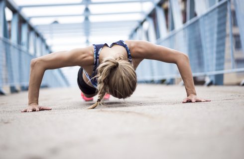 Waarom vrouwen ook hun borst moeten trainen (+ 3 oefeningen!)