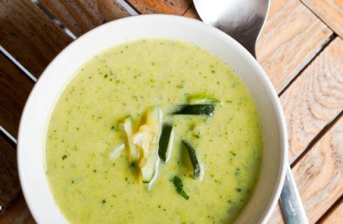 Gezond & goedkoop: Courgette soep met twist