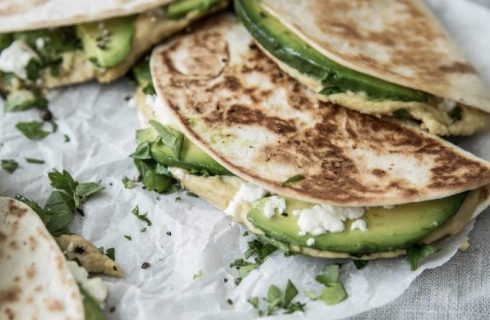 Snel en simpel: Quesedilla’s met hummus, feta en avocado