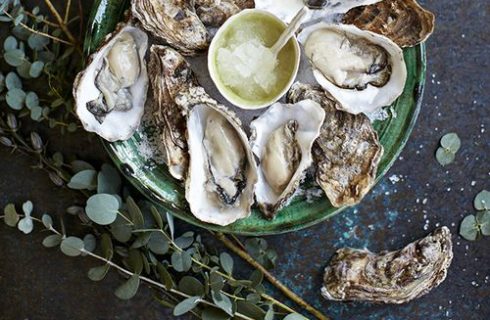 Kroketjes zijn passé, in Frankrijk trek je nu gewoon een oester uit de muur!