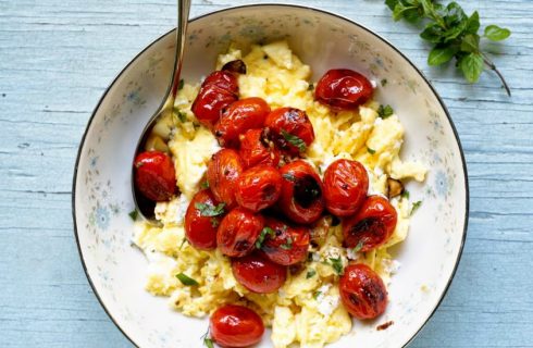 Pittig roerei met cherrytomaatjes en pesto op toast