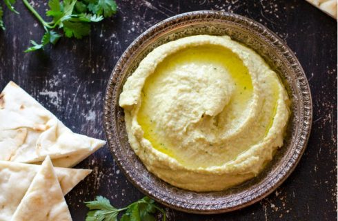 Zelf gemaakte gezonde kerrie hummus (vegan)