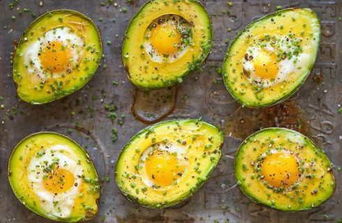 Koolhydraatarme avocado en ei bootjes uit de oven