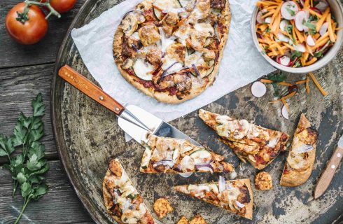 Smokey BBQ tempeh pizza door Chef met Lef