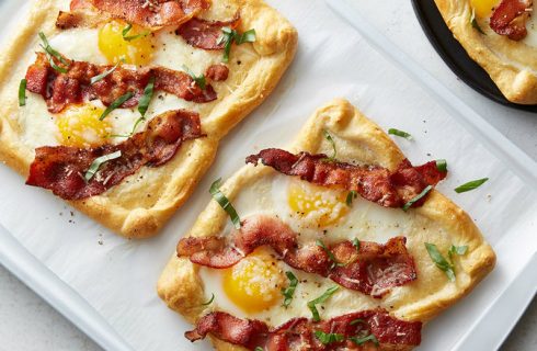 Simpel en lekker: ontbijt pizza met ei en bacon