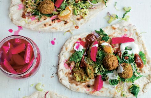 Platbrood met falafel, koolraap en yoghurt