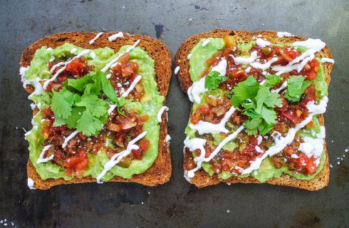 Avocado toast met Mexicaanse twist (vegetarisch)