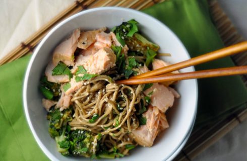 Gezonde Japanse noodles met zalm en broccoli