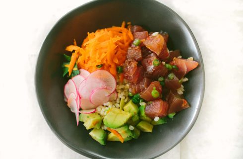 Healthy poké bowl met tonijn, boerenkool en avocado