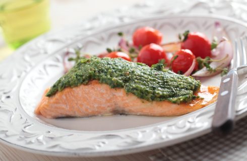 Simpele gegrilde zalm met pesto en zoete aardappel frietjes