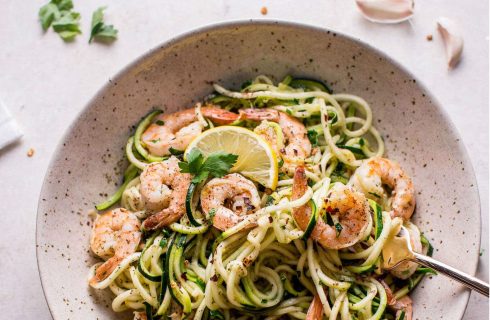 Heerlijke healthy garnalen courgetti met pesto