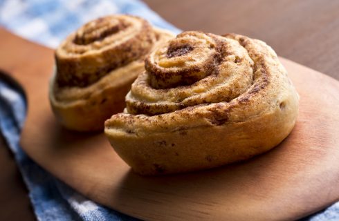 De lekkerste en gezondste cinnamon rolls maak je gewoon zelf! (ook voor vegans)