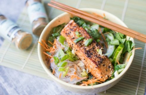 Thaise wokschotel met paksoi, zalm en broccoli