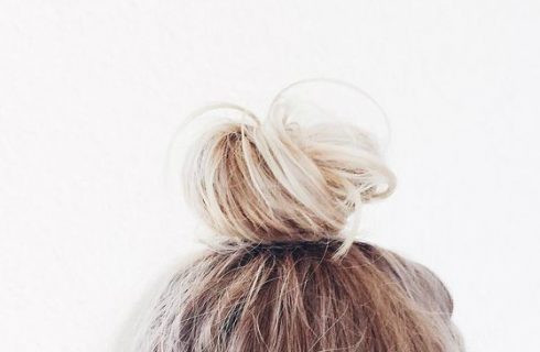 Slapen met nat haar blijkt echt super slecht te zijn!