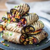 Gevulde aubergine met quinoa, vegan room en walnoten