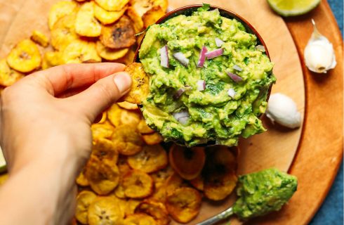 Homemade guacamole met groenten chips (vegan)