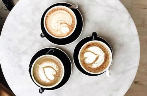 Dit is waarom je koffie moet drinken tegen een jetlag