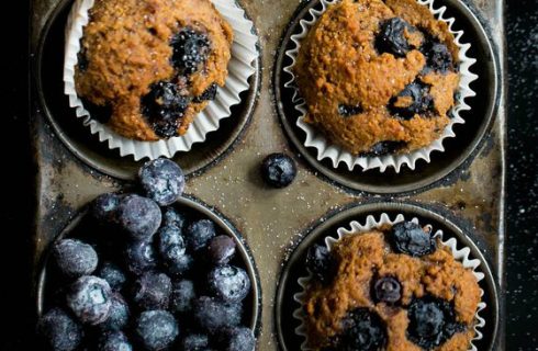 Glutenvrije ontbijt cake met blauwe bessen.