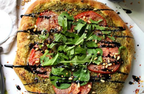 Glutenvrije pizza met pesto en mozzarella