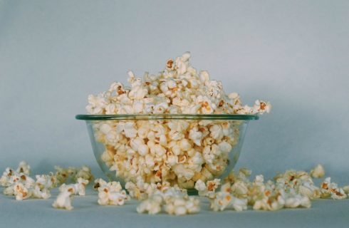 Zoete popcornsnack met cashewnoten