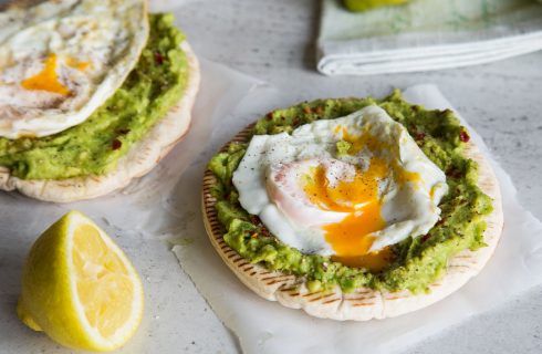 Pita-pizza met avocado en ei!