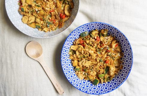 De gemarineerde tofu maakt dit (vegan) nasi recept helemaal af!