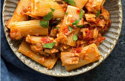 Heerlijke eiwitrijke pasta met tomatensaus en tonijn!