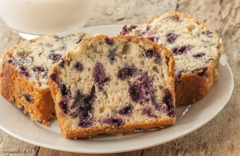 Healthy en suikervrij paasbrood met blauwe bessen