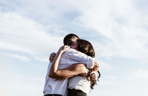 Dit is waarom jij vaker iemand moet knuffelen!