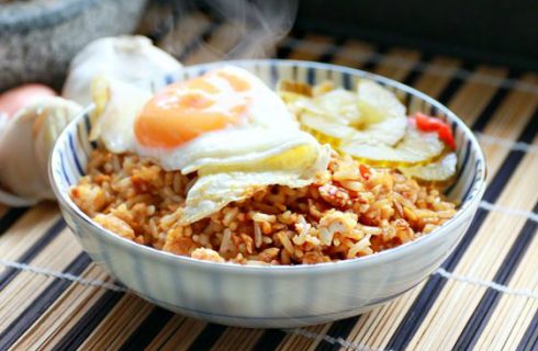 Lekkere & snelle nasi goreng met saté stokjes