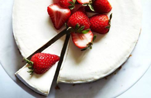 Heerlijke en gezonde Valentijnstaart met rood fruit