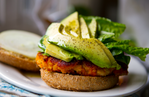 Heerlijke vegetarische zoete-aardappelburger