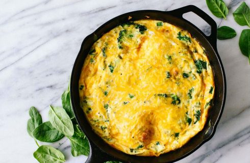 koolhydraatarme frittata met broccoli en oude kaas