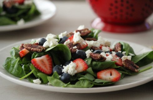 Gezonde salade met blauwe bessen en geitenkaas